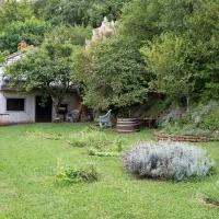 Hiška na koncu zeliščnega vrta, ki čaka na načrt Giannija Gaviolija