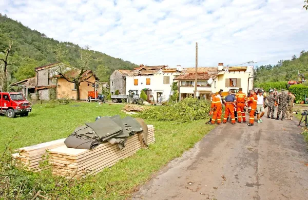 V Mahniče so dopoldne pripeljali letve in ponjave