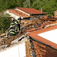 Na poškodovane strehe so se že od zgodnjega jutra vzpenjali gasilci