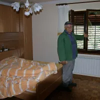 Stojan Mislej  je ponoči držal okno, a ga je veter vseeno  razbil 