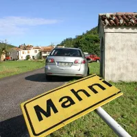 Že podrta in poškodovana tabla ob vstopu v vas je nakazovala, da se je ponoči zgodilo nekaj hudega