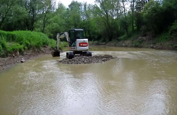 Delavci Drave so regulirajo strugo reke Reke pod Trpčanami, kjer voda ob poplavah pogosto zalije spodnji del vasi
