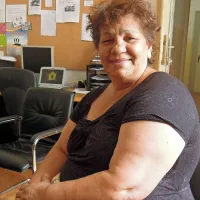 Giuseli, ki je tudi sama brezdomka, je drugim uporabnikom kot varuška 