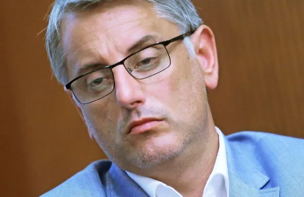 V najnovejši različici osnutka koalicijskega sporazuma je izpadla celotna točka o preiskavi bančne luknje, kar je precej razburilo javnost. Vodja poslancev SD Matjaž Han pojasnjuje, da gre nedvomno za tehnično napako, ki jo bodo popravili.