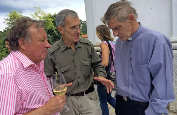 Arhitekt Izidor Simčič, vodja izkopavanja, arheolog Draško Josipovič in župnik Jožef Ipavec 