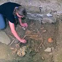 Arheologinja Teja Gerbec ob izkopanem grobu
