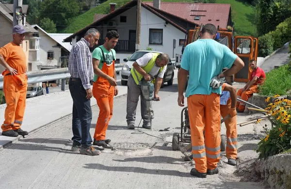 Tri idrijske ulice še čakajo na asfalt in celovita infrastrukturna ureditev mesta bo po letu in pol končana