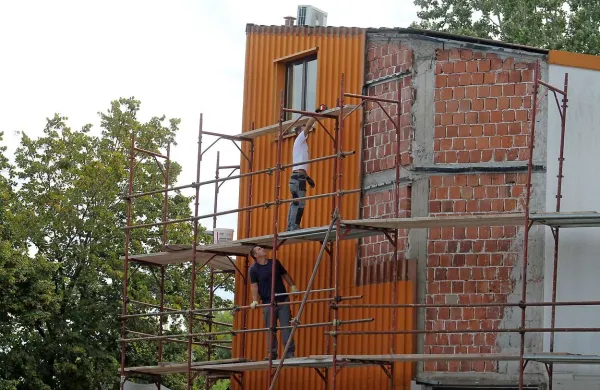 Prenavljajo stavbo KS Semedela