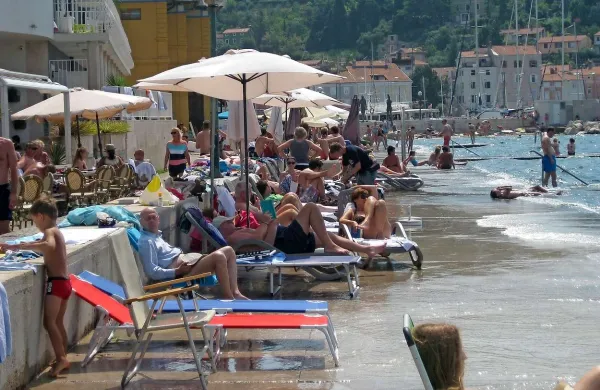 Kdo lahko leži na piranski plaži?