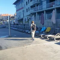 Vrsta ležalnikov na plaži pred hotelom je nekatere zmotila, saj zasedajo prostor, kjer je prej lahko vsakdo raztegnil svojo brisačo