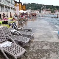 Plaža pred hotelom Piran ni uradno kopališče in nima kopališkega reda, na njej se vsakdo kopa na lastno odgovornost