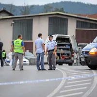 Policist se bori za življenje, vojak suspendiran