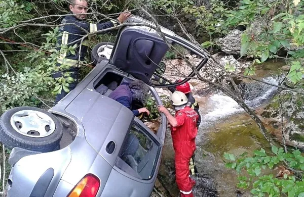 Voznica se je pri vasi Soča umikala drugi voznici in končala v potoku pod cesto
