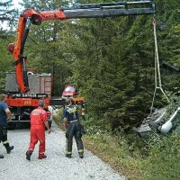 Gasilci so  avto z dvigalom dvignili na cesto