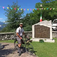 Bor Čeh ob spomeniku brusačev v Solbici