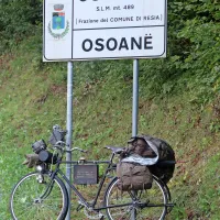 Cilj dvodnevnega potovanja - vasica Osojane. Bor je bil zadovoljen s kondicijo svojega kolesa.
