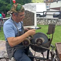 V Solbici smo videli tudi mojstra pri delu, zato ob obisku Rezije nikar ne pozabite doma topih nožev in škarij
