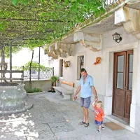 S  kamnitimi elementi bogata domačija Staršinovih iz Cola. Profilirane konzole ganka iz leta 1822 so okrašene z značilnimi repentabrskimi osemlistnimi rozetami.