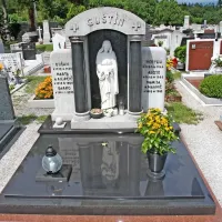 Nagrobnik družine Guštin -  Celanovih v Sežani je sklesal Alojz Guštin po smrti sina Vojteha  leta  1944. Z granitno ploščo je grob pokril Darko Guštin po smrti staršev.