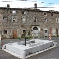 Vodnjak -  fontana s štirimi kamnitimi koriti na vaškem trgu v Senožečah je iz leta 1865. Da je delo Celana, dokazuje njegov značilni IHS s srcem