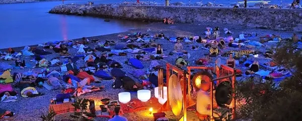 Zvočne kopeli poleti izvaja ob morju v okolici Trsta