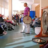 Pogosto sodeluje tudi na meditacijah, namenjenih  zdravljenju ljudi, živali in  planeta