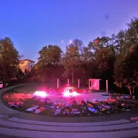 Enourne zvočne kopeli redno izvaja v amfiteatru gradu Kromberk 