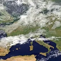 Proti nam še priteka vlažen zrak