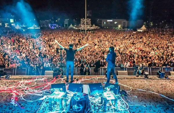 2Cellos sta napolnila travnik