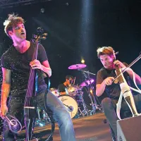 2Cellos sta začela s klasiko, a je po pričakovanju najbolj vžgal “rokerski” del