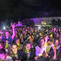 Novogoričani in ostali so dobesedno preplavili travnik pred mestno hišo