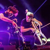 2Cellos sta napolnila travnik