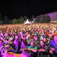 2Cellos sta napolnila travnik