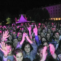 2Cellos sta napolnila travnik