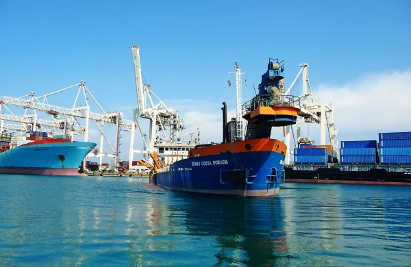  Nizozemsko podjetje Van Oord  je s ladjo-sesalcem  Dravo Costa Dorada v  dobrem mesecu dni poglobilo morsko dno 
