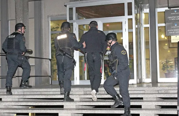 Od decembra lani, ko so policisti izvedli obsežno akcijo  na različnih koncih Slovenije, ostajata “nekaznovana”  zaradi poslov z drogo še dva obtožena