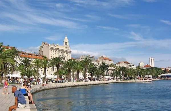 Blizu rta Marjan v Splitu se je prevrnila ladja, na kateri je bila štiričlanska družina