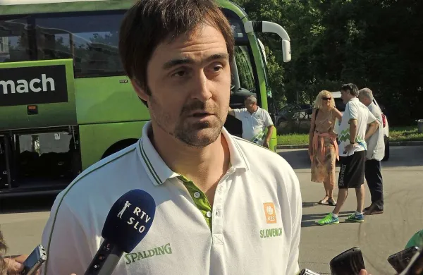 Prvo ime reprezentance je bil Domen Lorbek, ki je dosegel 18 točk ob metu 5:6 za dve točki