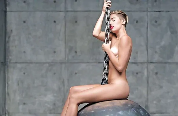 Pevka Miley Cyrus je za videospot za single Wrecking Ball prejela nagrado za najboljši video leta glasbene televizije MTV
