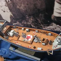Model partizanskega čolna Crvena zvijezda, za katerega je Marcel Blažina prejel več mednarodnih nagrad. Na njem so podrobno izdelane vse malenkosti, tudi mitraljezi.  