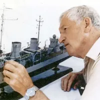 Marcel Blažina z modelom rušilca Zagreb  