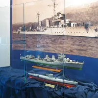 Vitrina z modelom rušilca Zagreb in vojaško podmornico