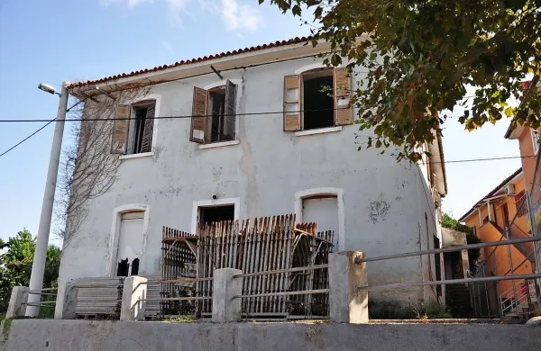 Kaže, da se bodo novi lastniki kmalu lotili obnove, saj je stari kulturni dom že ograjen 
