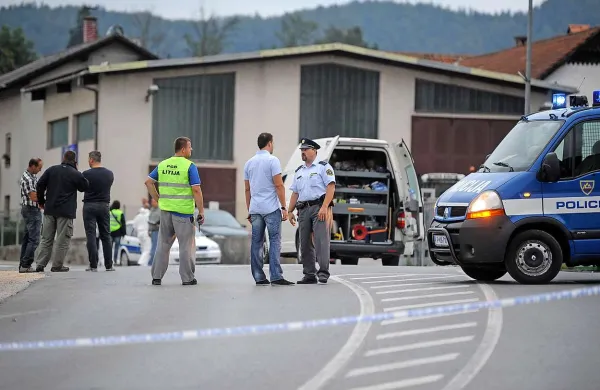  V  petek je mlajši voznik, za katerega se je pozneje izkazalo, da je aktivni pripadnik Slovenske vojske, ustrelil v glavo policista, ki ga je ustavil