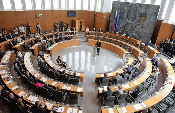 Poslanci so na tajnem glasovanju za nova podpredsednika državnega zbora izvolili Primoža Hainza (Desus) in Janka Vebra (SD)