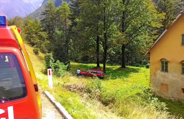 Pri Bovcu je voznica zapeljala s ceste in avto se je prevrnil