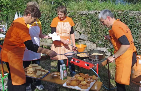 Članice KD Alojz Mihelčič iz Harij so tudi letos  postregle s kruhovimi “šnitami”
