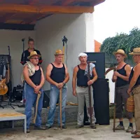 Zemonski možakarji so ubrano zapeli nekaj ljudskih pesmi