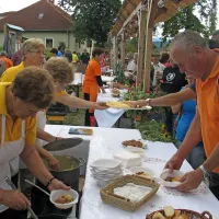 Članice društva podeželskih žena so skuhale belo polento in jo prelile z golažem