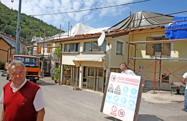 Mahniči postajajo te dni eno samo veliko gradbišče. Gradbeniki domačinom odsvetujejo uporabo neprimernih in netradicionalnih strešnih materialov.